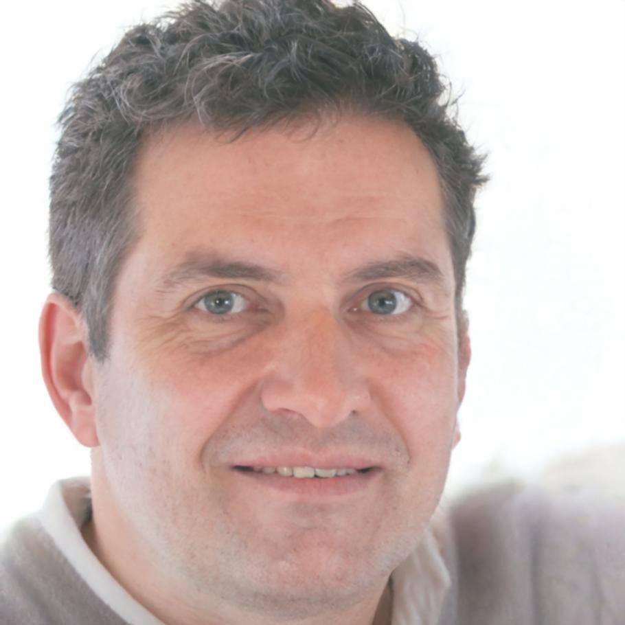 Retrato profesional de Alvar Gutiérrez, instructor de planificación financiera